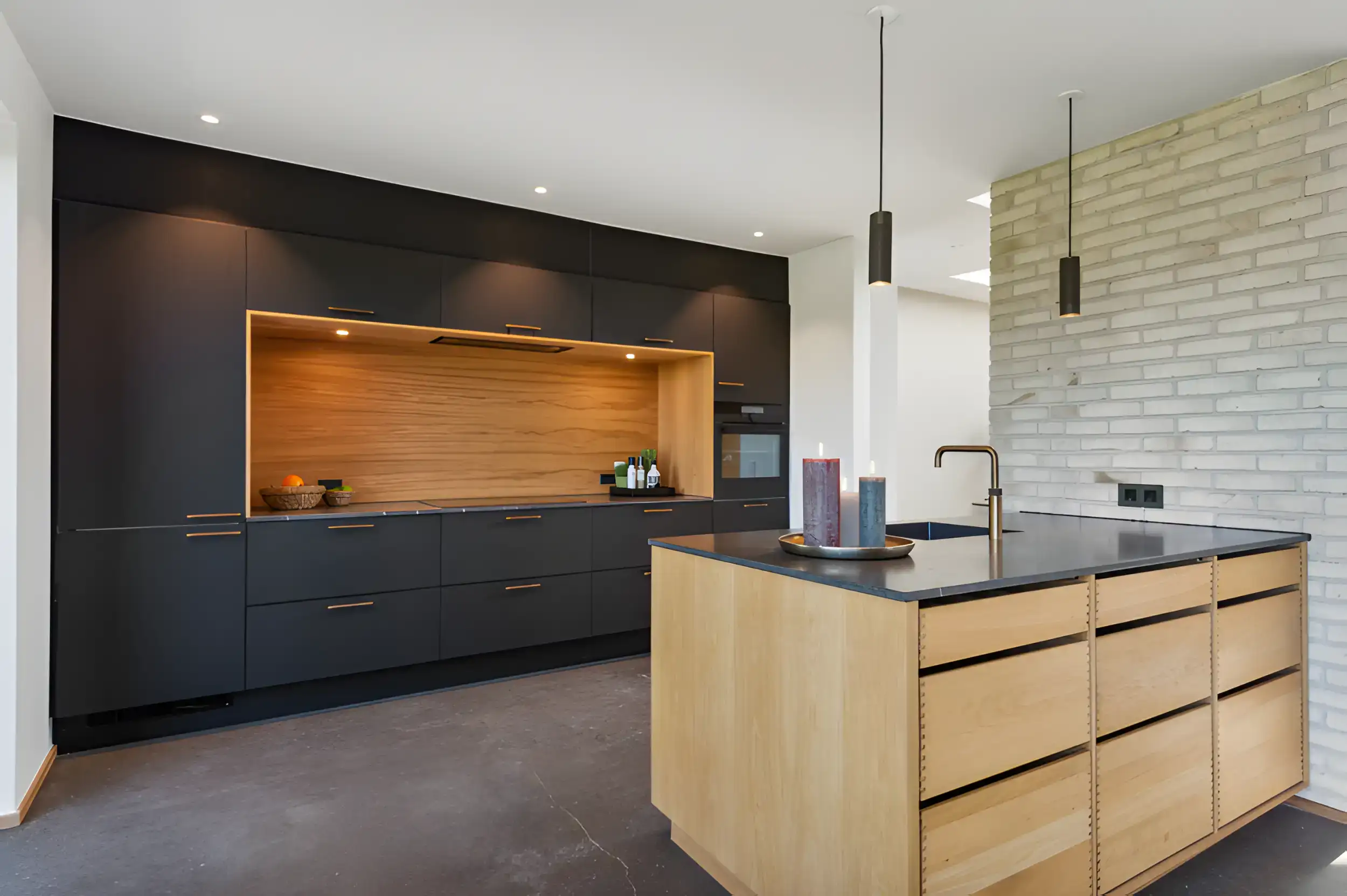 Elegant moderne køkken med sorte skabe og trædetaljer, perfekt til moderne hjem.