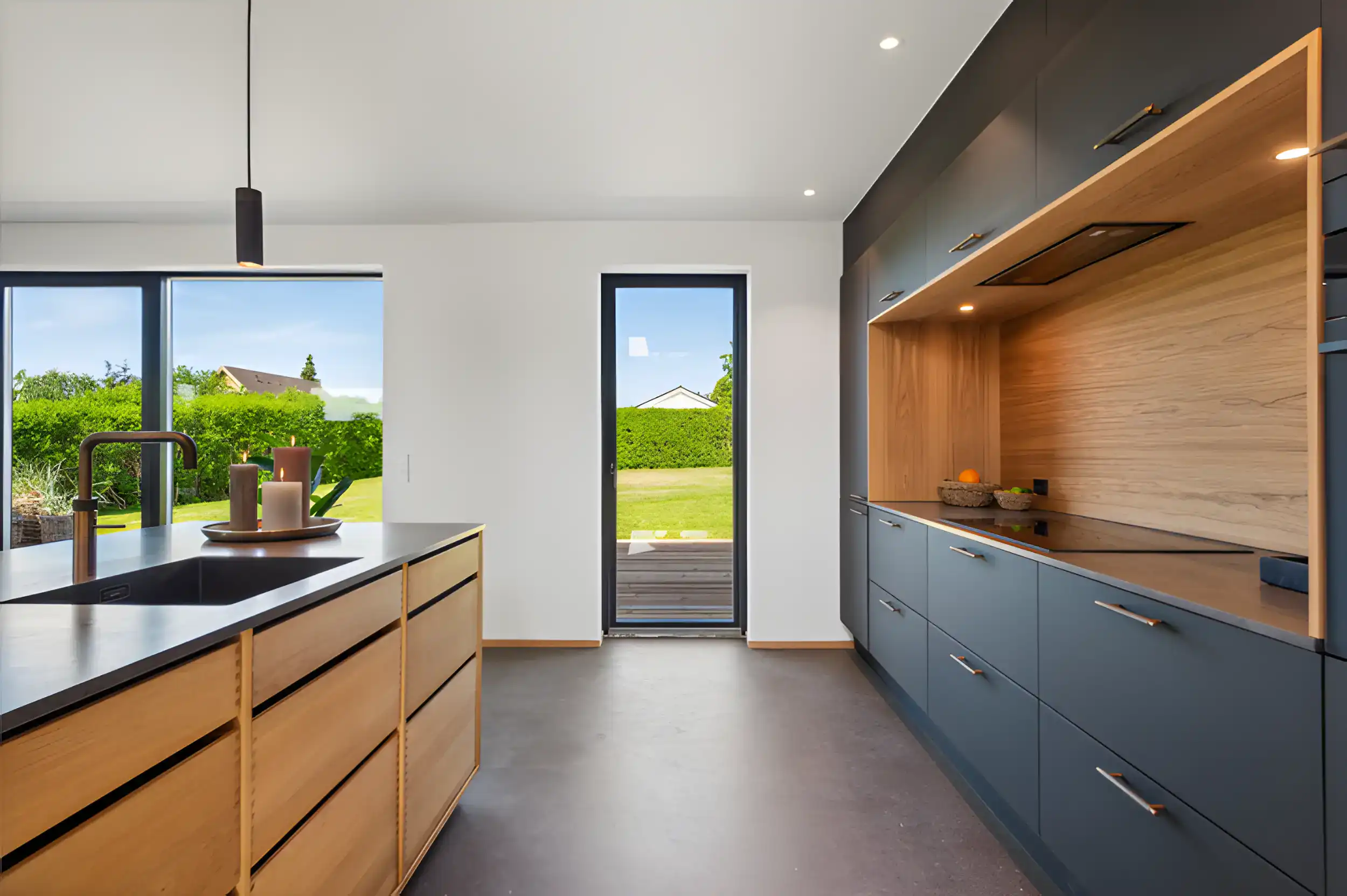 Moderne køkken med minimalistisk design, naturlige træmaterialer og blå skabe, perfekt til moderne h.