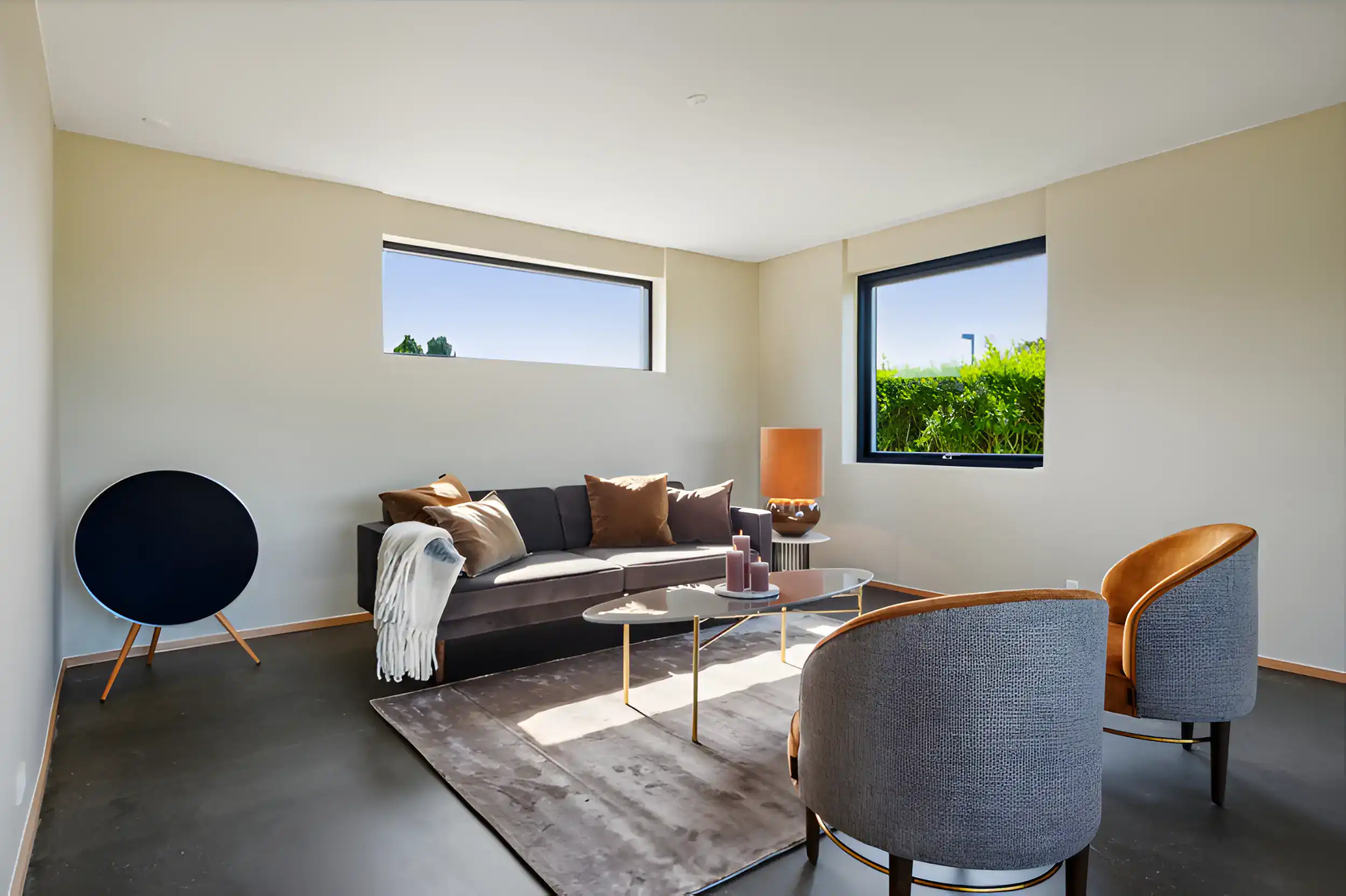 Moderne stue med store vinduer, komfortable sofaer og moderne indretning. Perfekt til afslapning og.