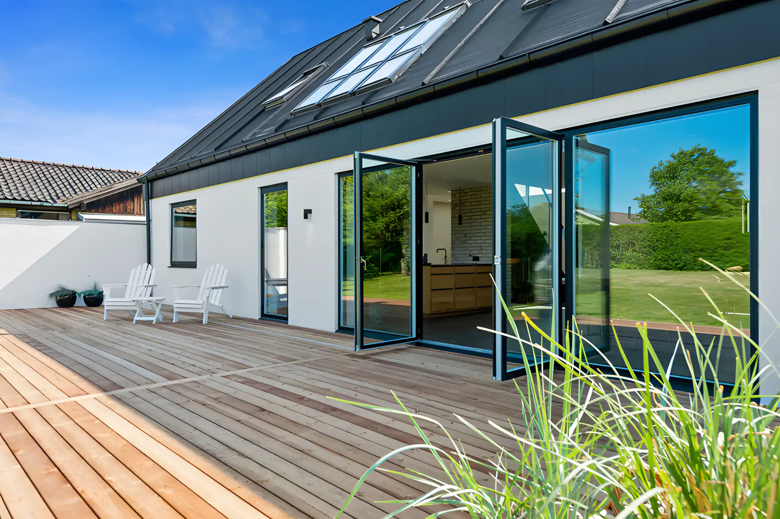 Elegant glasdør til udendørs terrasse i moderne hjem.