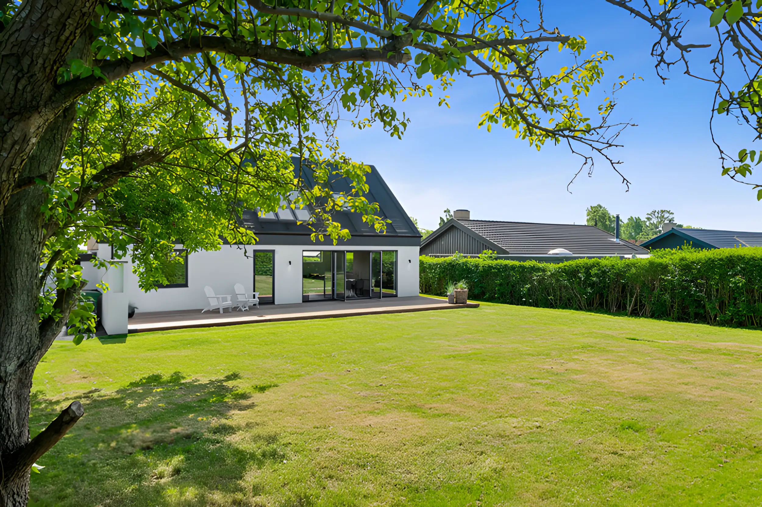 Nybygget hus med stor have og moderne design i Danmark.